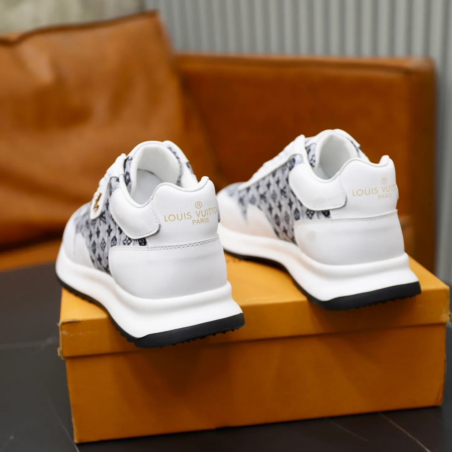 Ex-factory price: 462💰🙅‍♂️🙅‍♂️🙅‍♂️ Brand: LV Louis Vuitton Standard code: 38-44 (45 customized) Grade: Same as the official website Material: Original cowhide stitching brand cloth Comfortable and breathable lining Lightweight and wear-resistant sports outsole Style category: Men's fashion casual shoes Running sneakers Distinguished luxury brand elements Top luxury Color: actual picture color
